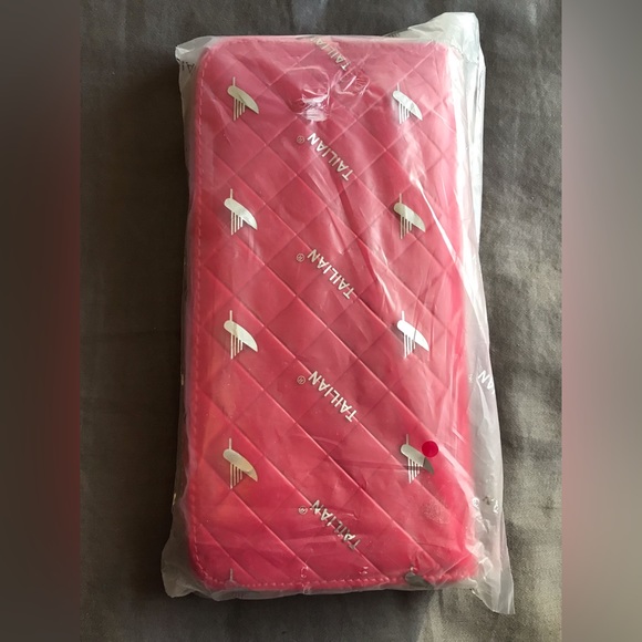 Clearance *-New-Fuschia pink wallet with wristlet strap attachment - Picture 2 of 4